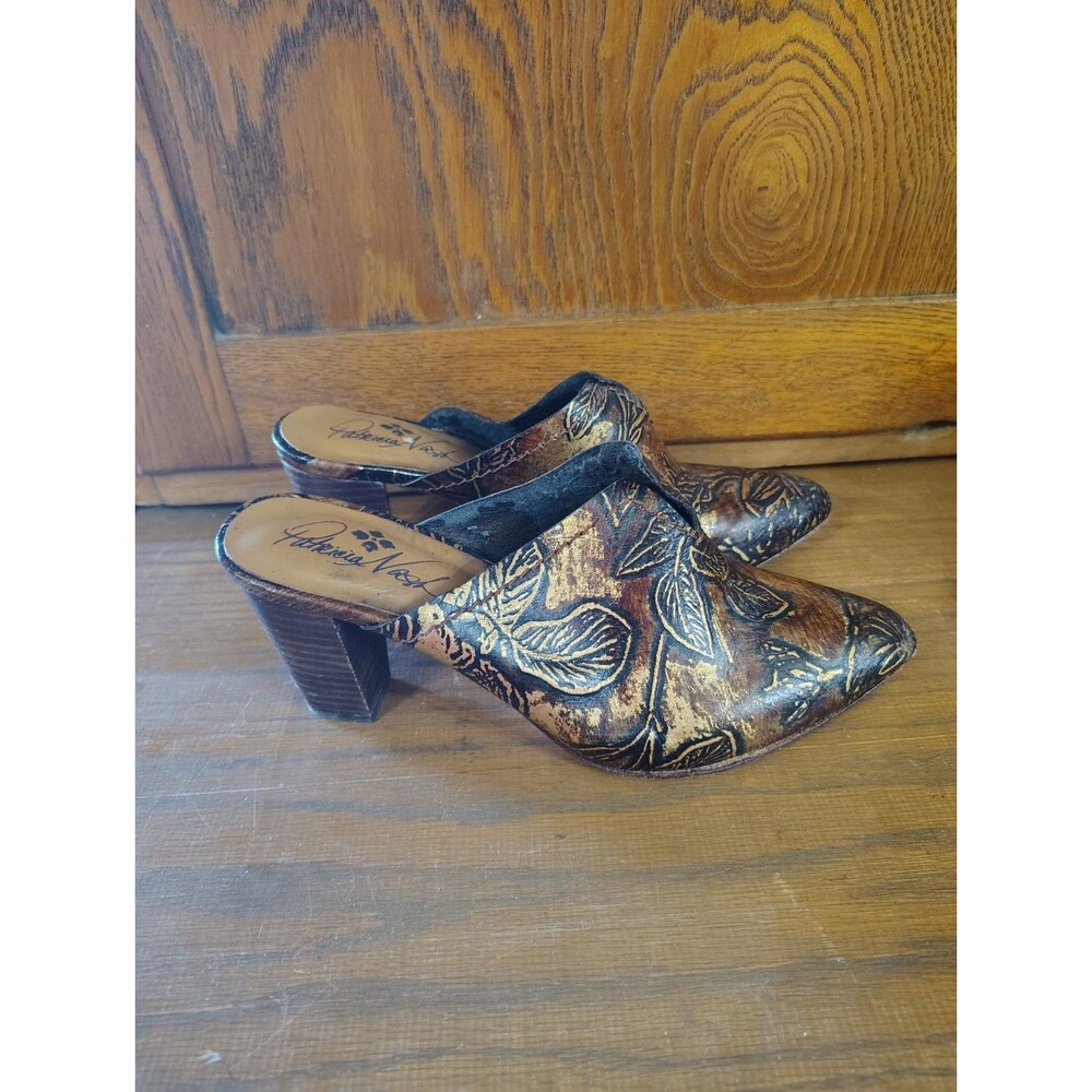 Patricia Nash Women's Ruffina Slip-On Mule, Chocolate/Gold Size 7.5 Flaw